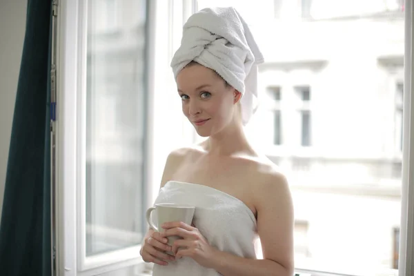 Młoda Kobieta Ręcznikiem Głowie — Zdjęcie stockowe