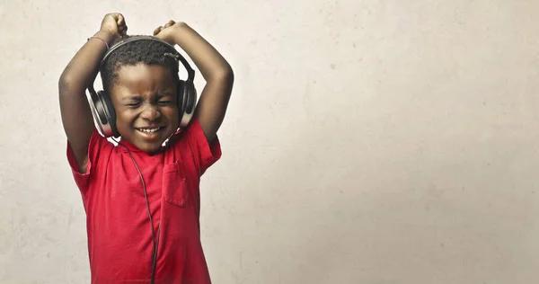 Porträt Eines Kindes Beim Musikhören — Stockfoto