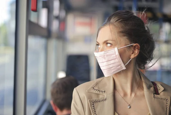 マスクをしたバスの中の若い女性は — ストック写真