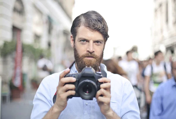 Junger Mann Mit Digitalkamera Auf Der Straße — Stockfoto