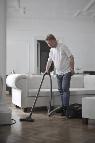 Man House Uses Vacuum Cleaner — Stock Photo, Image