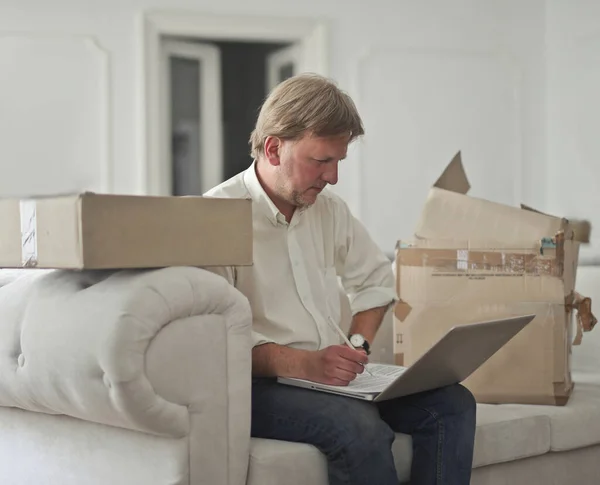 Man Makes Notes Shipping Boxes — стоковое фото