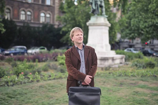 Homme Avec Valise Dans Rue — Photo