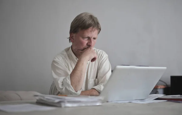 Endişeli Adam Bilgisayarda Çalışıyor — Stok fotoğraf