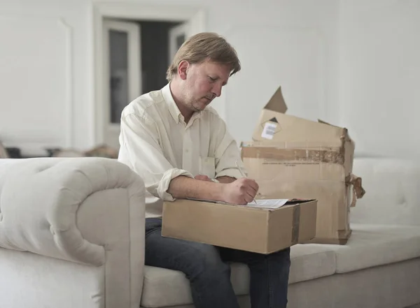 Grown Man Writes Notes Box Shipments — ストック写真