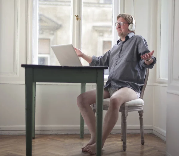 Homme Maison Lors Appel Vidéo Sans Pantalon — Photo