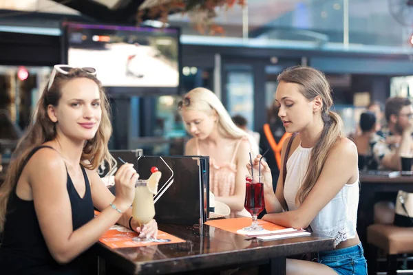 Groupe Jeunes Filles Dans Bar — Photo