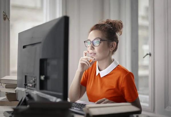 Mooie Vrouw Werkt Met Computer — Stockfoto