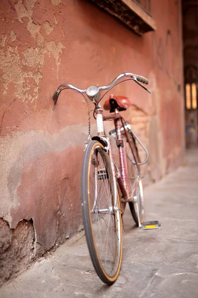 Vecchia Bicicletta Appoggiata Muro — Foto Stock