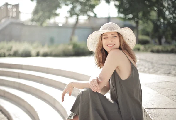 Młoda Kobieta Siedząca Schodach Uśmiecha Się — Zdjęcie stockowe