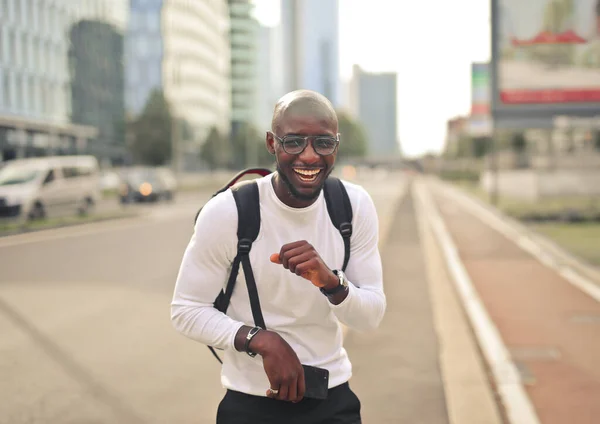 Joven Hombre Sonriente Calle — Foto de Stock