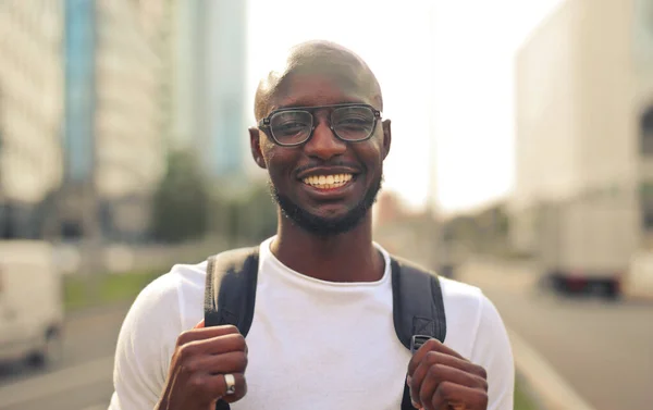 Jonge Glimlachende Man Straat — Stockfoto