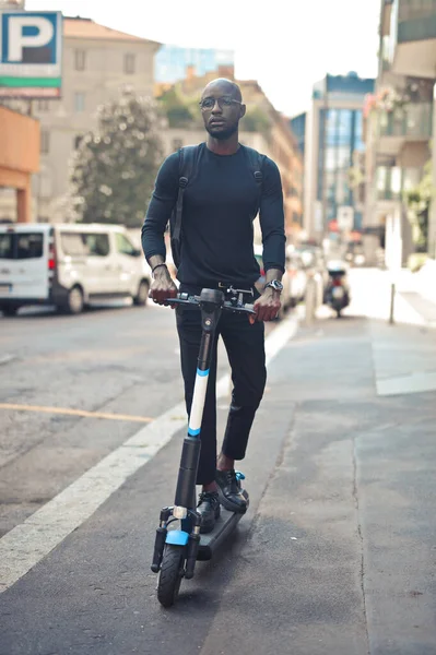 Jovem Homem Negro Uma Scooter Rua — Fotografia de Stock