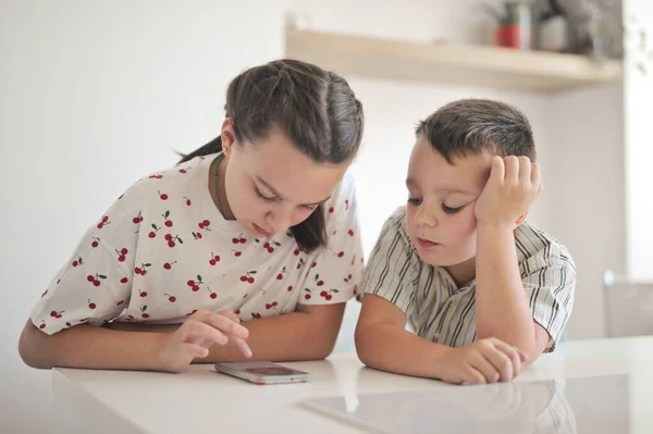 Two Children Use Smartphone Kitchen — ストック写真