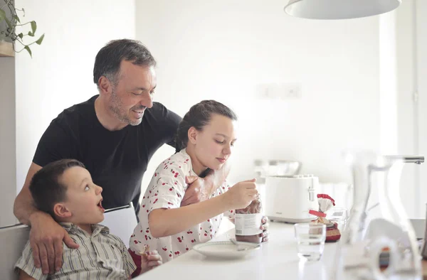 Família Feliz Cozinha Para Café Manhã — Fotografia de Stock