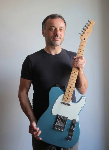 Homem Com Uma Guitarra Baixo — Fotografia de Stock