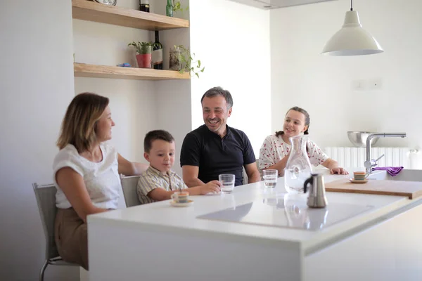 台所の白い家族 — ストック写真