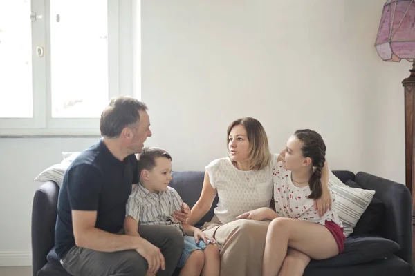 Família Conversando Sentado Sofá — Fotografia de Stock