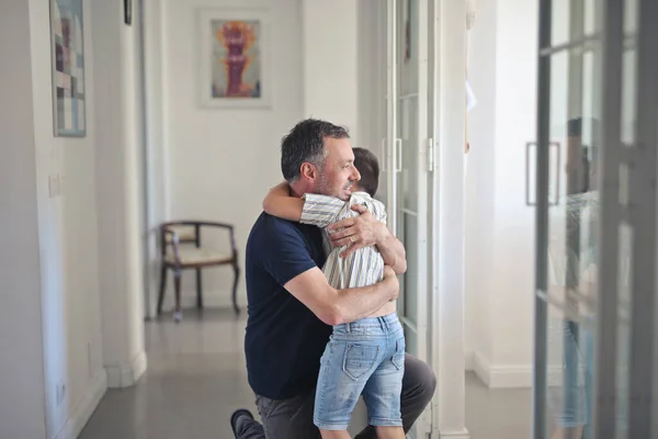 Otec Syn Objímají Jeden Druhého Doma — Stock fotografie