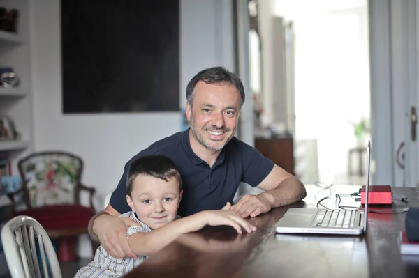 Vader Zoon Voor Computer Thuis — Stockfoto