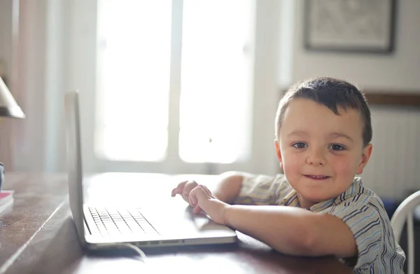 Bambino Utilizza Computer Portatile Casa — Foto Stock