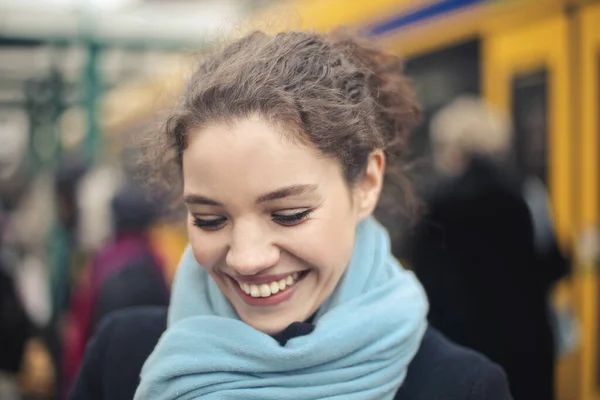 Sonriente Joven Mujer Fuera Una Estación Tren — Foto de Stock