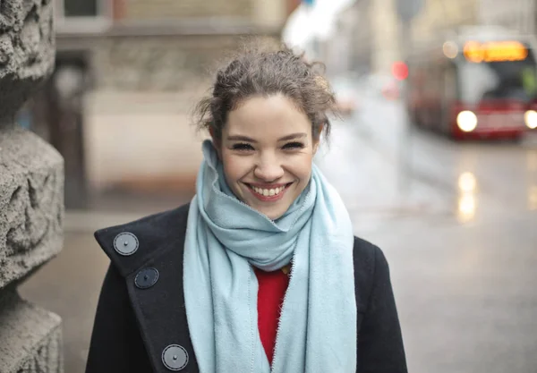 Porträt Einer Jungen Lächelnden Frau Auf Der Straße — Stockfoto