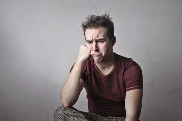 Man Zittend Met Pruilende Uitdrukking — Stockfoto