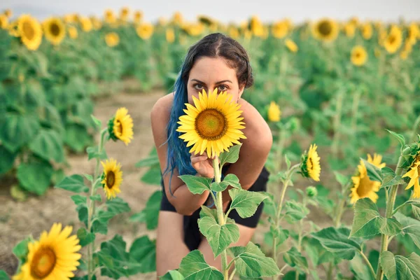 Porträt Einer Jungen Frau Versteckt Unter Einer Sonnenblume — Stockfoto