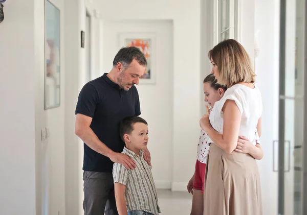 Familie Thuis Tijdens Een Gesprek — Stockfoto