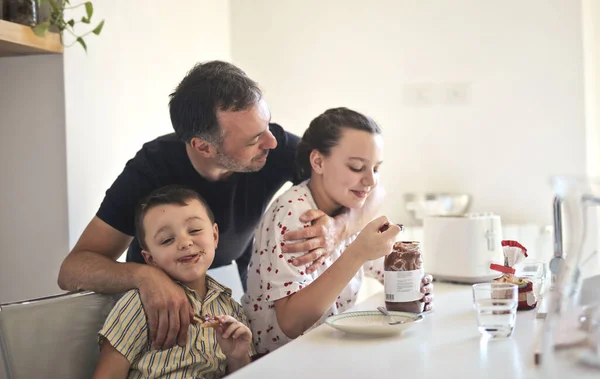 Aile Mutfakta Kahvaltı Vardır — Stok fotoğraf