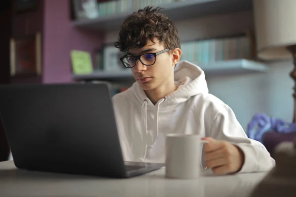 Menino Trabalha Computador Casa — Fotografia de Stock