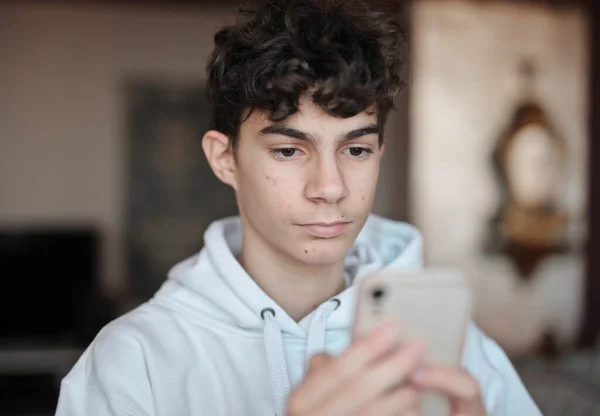 Portret Van Een Jonge Jongen Tijdens Het Gebruik Van Smartphone — Stockfoto