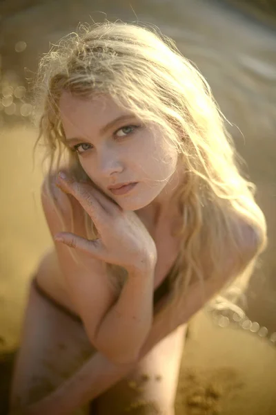 Retrato Uma Jovem Mulher Bonita Praia — Fotografia de Stock