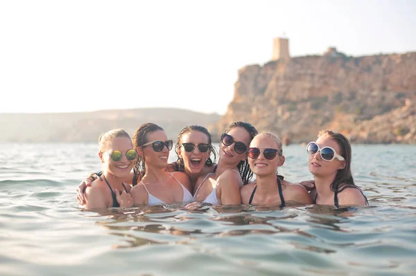 Skupina Dívek Moři — Stock fotografie