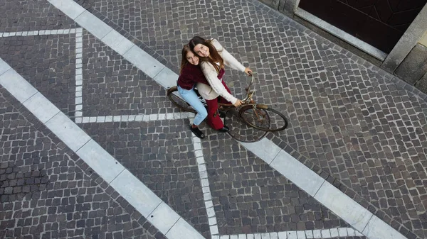 Two Girls Bike Street — ストック写真