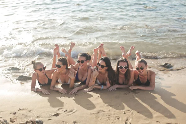 Group Girls Beach — Stock Photo, Image