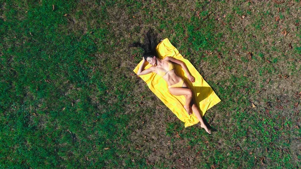 งสาวนอนบนหญ งโดยโดรน — ภาพถ่ายสต็อก