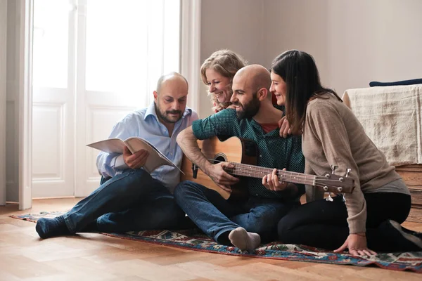 Gruppe Von Freunden Hause Spielen Gitarre — Stockfoto