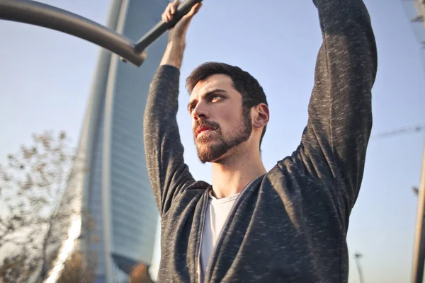 Young Man Does Gymnastics Park — Foto de Stock