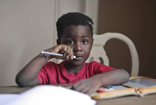 Porträt Eines Schwarzen Kindes Bei Den Hausaufgaben — Stockfoto
