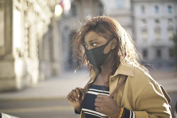 Porträt Einer Schwarzen Frau Mit Maske — Stockfoto