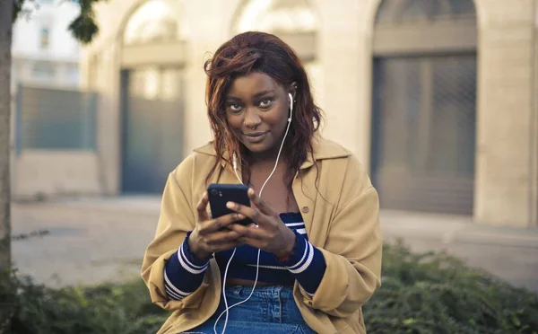 Ung Kvinna Använder Smartphone Och Lyssnar Musik — Stockfoto