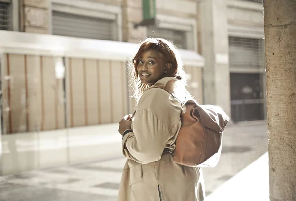 Portret Van Een Jonge Zwarte Vrouw Straat — Stockfoto