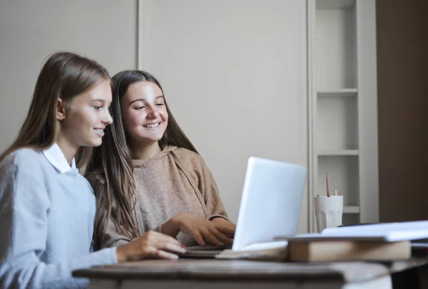 Two Young Girls Use Computer Home —  Fotos de Stock