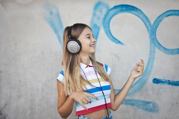 Young Woman Listens Music Background Graffiti — 스톡 사진