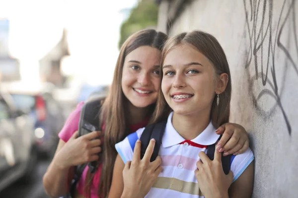 Portrait Two Young Girls Embraced Leaning Wall Graffiti — Stock Photo, Image