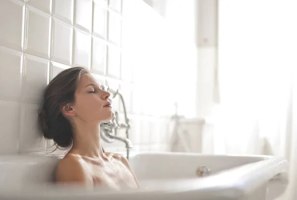 Young Woman Vintage Bathtub — Photo