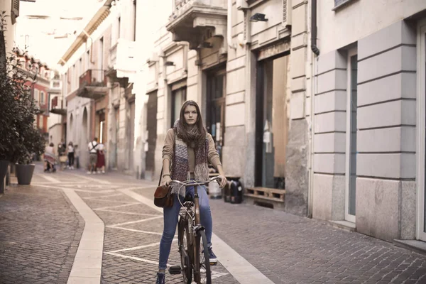 Jovem Mulher Passeio Bicicleta Cidade — Fotografia de Stock