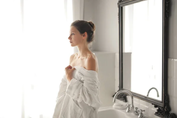 Banyoda Bornozlu Genç Bir Kadın — Stok fotoğraf